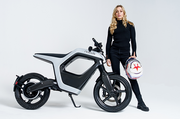 Rennfahrerin Sophia Flörsch beteiligt sich am MobilityTech-Start-up NOVUS